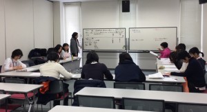 真剣な表情での検討会