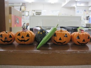 ハロウィンかぼちゃの並んだ写真