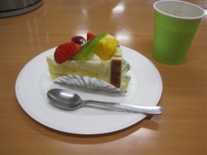 フルーツがのったケーキの写真