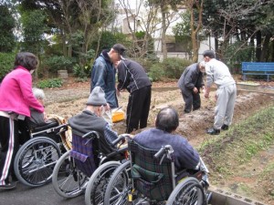 植え隊監督約２名