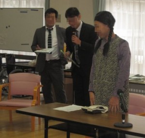 おさげの高齢者が詐欺被害に