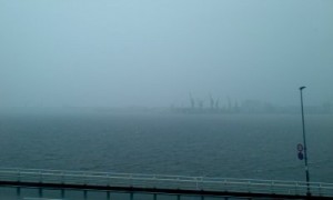 台風にけむる神戸港