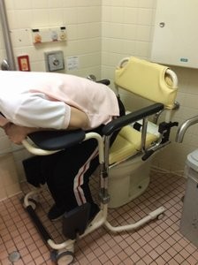 ちょっと腰を上げるだけでトイレの移乗がスムーズです